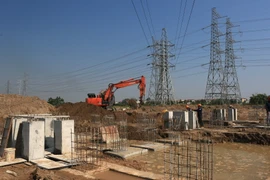 Thi công xây dựng trạm biến áp 220kV Quang Châu. (Ảnh: Ngọc Hà/TTXVN)