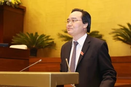 Bộ trưởng Bộ Giáo dục và Đào tạo Phùng Xuân Nhạ trình bày Báo cáo về việc sửa đổi toàn diện Luật Giáo dục; giải trình, tiếp thu ý kiến đại biểu Quốc hội tại kỳ họp thứ năm. (Ảnh: Phương Hoa/TTXVN)