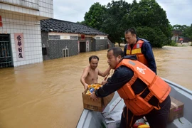 Lực lượng cứu hộ phân phát hàng hóa cứu trợ cho người dân vùng ngập lụt sau bão Mangkhut ở thành phố Dương Xuân, tỉnh Quảng Đông, miền nam Trung Quốc ngày 17/9/2018. (Nguồn: THX/TTXVN)