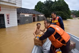 Lực lượng cứu hộ phân phát hàng hóa cứu trợ cho người dân vùng ngập lụt sau bão Mangkhut ở thành phố Dương Xuân, tỉnh Quảng Đông, miền nam Trung Quốc ngày 17/9/2018. (Nguồn: THX/TTXVN)