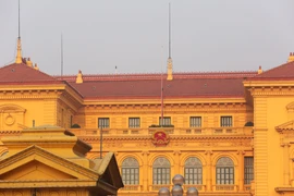 Hình ảnh các địa điểm công cộng treo cờ rủ Quốc tang đồng chí Đỗ Mười