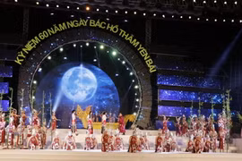Chương trình nghệ thuật tại lễ kỷ niệm 60 năm ngày Bác Hồ thăm Yên Bái. (Ảnh: Đức Tưởng/TTXVN)
