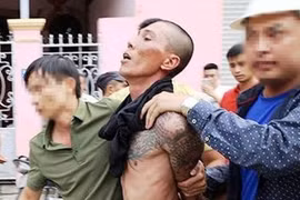 Nghệ An: Khởi tố, bắt tạm giam đối tượng ngáo đá ném con xuống đất