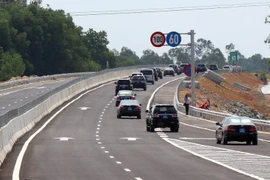 Các phương tiện lưu thông trên đường cao tốc Đà Nẵng-Quảng Ngãi. (Ảnh: Trần Tĩnh/TTXVN)