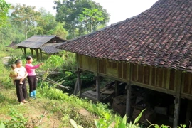 Ngôi nhà bà Vi Thị Lợi, thôn Nà Đứa, xã Đà Vị, huyện Na Hang (Tuyên Quang) bị sạt lở nên những lúc trời mưa lớn, gia đình này phải sang ở ghép với nhà hàng xóm để lánh nạn. (Ảnh: Văn Tý/TTXVN)