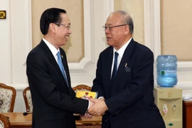 Phó Chủ tịch Thường trực Ủy ban Nhân dân Thành phố Hồ Chí Minh Lê Thanh Liêm tiếp ông Tsutomu Takebe, Cố vấn đặc biệt Liên minh Nghị sỹ Hữu nghị Nhật-Việt. (Ảnh: Xuân Khu/TTXVN)