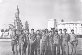 Nhóm các chuyên gia kỹ thuật TTXVN và hai chiến sỹ trinh sát đóng bên ga xe lửa Phnom Penh. (Ảnh: Chuyên gia TTXVN Trương Việt Cường cung cấp)