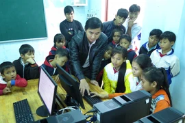 Học sinh trường Phổ thông dân tộc bán trú Tiểu học và Trung học cơ sở Ba Trang thích thú với giờ học vi tính. (Ảnh: Phước Ngọc/TTXVN)