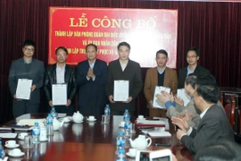 Bà Phương Thị Thanh, Phó Chủ tịch Hội đồng Nhân dân tỉnh Bắc Kạn trao quyết định bổ nhiệm Chánh Văn phòng cho ông Vũ Đức Chính. (Ảnh: Đức Hiếu/TTXVN)