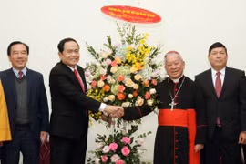 Bí thư Trung ương Đảng, Chủ tịch Ủy ban Trung ương Mặt trận Tổ quốc Việt Nam Trần Thanh Mẫn đến chúc mừng Lễ Thiên Chúa Giáng sinh 2018 Hồng y Nguyễn Văn Nhơn, Tổng Giám mục Giáo phận Hà Nội. (Ảnh: Nguyễn Dân/TTXVN)