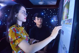 Bạn đọc trải nghiệm giao diện mới Tuổi Trẻ Online. (Nguồn: PV/Vietnam+)