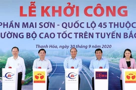 Thủ tướng Nguyễn Xuân Phúc và các đại biểu thực hiện nghi thức khởi công. (Ảnh: Thống Nhất/TTXVN)