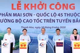 Thủ tướng Nguyễn Xuân Phúc và các đại biểu thực hiện nghi thức khởi công. (Ảnh: Thống Nhất/TTXVN)