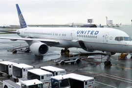 Máy bay của hãng hàng không United Airlines tại sân bay quốc tế Boston Logan, Mỹ. (Ảnh: AFP/TTXVN)