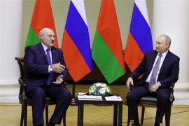 Tổng thống Nga Vladimir Putin (phải) và Tổng thống Belarus Alexander Lukashenko (trái) trong cuộc gặp ở Saint Petersburg, Nga, ngày 18/7/2019. (Ảnh: AFP/TTXVN)