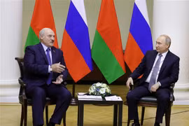 Tổng thống Nga Vladimir Putin (phải) và Tổng thống Belarus Alexander Lukashenko (trái) trong cuộc gặp ở Saint Petersburg, Nga, ngày 18/7/2019. (Ảnh: AFP/TTXVN)
