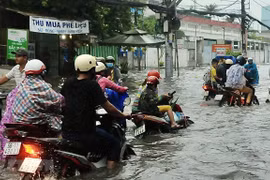 Đường Tân Hòa Đông (quận Bình Tân) bị ngập sâu do mưa lớn kết hợp triều cường. (Ảnh: Hồng Giang/TTXVN)