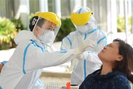 Nhân viên y tế lấy mẫu xét nghiệm COVID-19. (Ảnh: Văn Dũng/TTXVN)