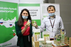 Công ty Vietcoco giới thiệu các sản phẩm chế biến từ dừa tại Hội chợ. (Ảnh: Hồng Quân/TTXVN)