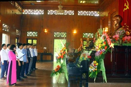 Các đại biểu dâng hương tại Nhà tưởng niệm Chủ tịch Hồ Chí Minh. (Ảnh: Tá Chuyên/TTXVN)