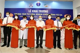 Cắt băng khánh thành Trung tâm tư vấn khám, chữa bệnh của bệnh viện Trung ương Huế. (Ảnh: Mai Trang/TTXVN)