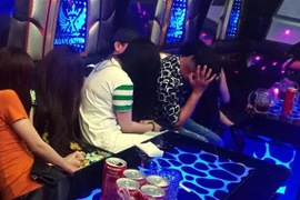 Các đối tượng tụ tập hát karaoke và sử dụng ma túy trái phép. Ảnh minh họa. (Ảnh: TTXVN phát)