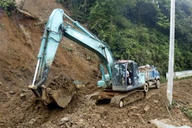Huy động máy móc khắc phục sự cố sạt lở. Ảnh minh họa. (Ảnh: Quốc Khánh/TTXVN)
