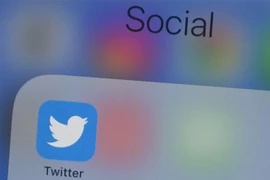 Biểu tượng Twitter trên màn hình điện thoại di động. (Ảnh: AFP/TTXVN)