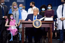 Tổng thống Mỹ Donald Trump ký sắc lệnh hành pháp về chăm sóc sức khỏe người dân tại thành phố Charlotte, bang Bắc Carolina. (Ảnh: AFP/TTXVN)