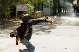 Người biểu tình ném bom xăng về phía Lực lượng Vệ binh quốc gia. (Nguồn: Reuters)