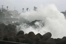 Sóng lớn đổ vào bờ biển thành phố Nagasaki, miền Tây Nam Nhật Bản do ảnh hưởng của bão Maysak ngày 2/9. (Ảnh: Kyodo/TTXVN)