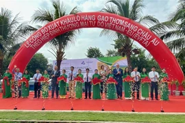 Lãnh đạo Bộ Nông nghiệp và Phát triển nông thôn cùng các đại biểu cắt băng phát lệnh xuất phát đoàn tàu chở gạo xuất khẩu sang châu Âu theo Hiệp định EVFTA. (Ảnh: Thanh Sang/TTXVN)