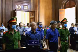 Các bị cáo Nguyễn Thành Tài, Trương Văn Út, Đào Anh Kiệt (từ trái qua) tại phiên tòa ngày 17/9. (Ảnh: Thành Chung/TTXVN)
