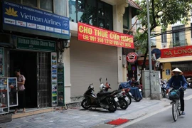 Nhiều cửa hàng trên phố Hàng Bè đã đóng cửa, trả lại mặt bằng. (Ảnh: Ngọc Hà/TTXVN) 