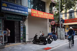 Nhiều cửa hàng trên phố Hàng Bè đã đóng cửa, trả lại mặt bằng. (Ảnh: Ngọc Hà/TTXVN) 