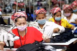 Công nhân làm việc trong một dây chuyền may mặc tại Campuchia. (Nguồn: khmertimeskh.com)