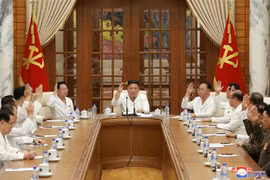 Nhà lãnh đạo Triều Tiên Kim Jong-un (giữa) chủ trì cuộc họp Bộ Chính trị Ủy ban Trung ương Đảng Lao động Triều Tiên, tại Bình Nhưỡng ngày 25/8. (Ảnh: YONHAP/TTXVN)