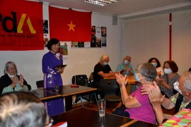 Đại sứ Lê Linh Lan phát biểu tại Lễ kỷ niệm 75 năm ngày Việt Nam tuyên bố độc lập tại Zurich. (Ảnh: Tố Uyên/TTXVN)