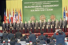 Các lãnh đạo Đảng, Nhà nước chụp ảnh chung với lãnh đạo Nghị viện các nghị viện thành viên AIPO tại phiên khai mạc AIPO-23 tại Hà Nội, ngày 9/9/2002. (Ảnh: Nhan Sáng/TTXVN)