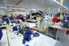 Sản xuất sản phẩm may mặc xuất khẩu. (Ảnh: Phạm Kiên/TTXVN)
