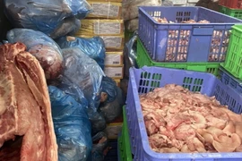 Số thịt lợn bốc mùi hôi thối tại gia đình Đàm Văn Tùng. (Ảnh: TTXVN phát)