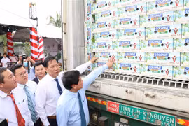 Đại biểu kiểm tra lô hàng trước khi xuất khẩu. (Ảnh: Huỳnh Phúc Hậu/TTXVN)