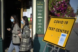 Người dân đeo khẩu trang phòng lây nhiễm COVID-19 tại London, Anh. (Ảnh: AFP/TTXVN)