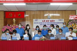 Đại diện lãnh đạo Liên đoàn các đơn vị chứng kiến lễ ký kết thỏa ước lao động tập thể nhóm doanh nghiệp ngành dệt may với Công đoàn cấp trên cơ sở. (Ảnh: Thanh Vũ/TTXVN)