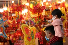Một cửa hàng bán đồ chơi Trung thu trên phố Hàng Mã. (Ảnh: Hoàng Hiếu/TTXVN)