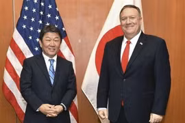 Ngoại trưởng Nhật Bản Toshimitsu Motegi (trái) và người đồng cấp Mỹ Mike Pompeo (phải) tại cuộc gặp ở Munich, Đức ngày 15/2. (Ảnh: Kyodo/TTXVN)
