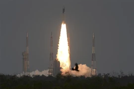 Tàu vũ trụ Chandrayaan-2 rời khỏi bệ phóng tại trung tâm vũ trụ ở Sriharikota, đảo ngoài khơi bờ biển phía Nam bang Andhra Pradesh, ngày 22/7/2019. (Ảnh: AFP/TTXVN)