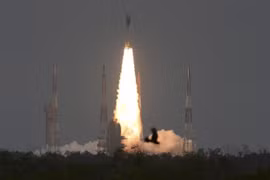 Tàu vũ trụ Chandrayaan-2 rời khỏi bệ phóng tại trung tâm vũ trụ ở Sriharikota, đảo ngoài khơi bờ biển phía Nam bang Andhra Pradesh, ngày 22/7/2019. (Ảnh: AFP/TTXVN)