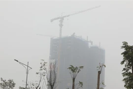 Ô nhiễm không khí ở Hà Nội được xác định bởi nhiều nhóm nguyên nhân như giao thông, xây dựng, công nghiệp. (Ảnh: Thành Đạt/TTXVN)