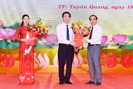 Bí thư Tỉnh ủy Tuyên Quang Chẩu Văn Lâm trao Quyết định về công tác cán bộ cho bà Lê Thị Kim Dung và ông Tạ Đức Tuyên. (Nguồn: baotuyenquang.com.vn)